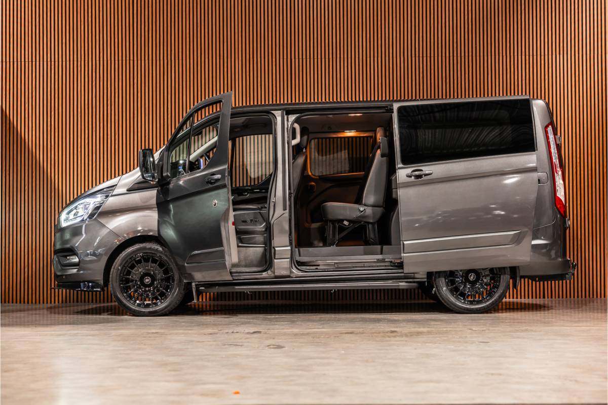 Ford Transit Custom Ford Transit Custom 300 2.0 TDCI DC | Dubbel cabine | L+R Schuifdeur | Elek stoelen | CarPlay | Lederen bekleding | Navigatie | Stoelverwarming | Nieuwe APK | NAP Logisch