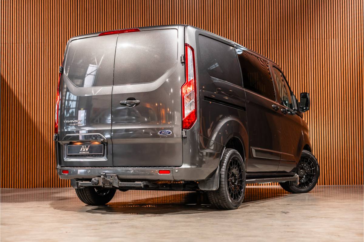 Ford Transit Custom Ford Transit Custom 300 2.0 TDCI DC | Dubbel cabine | L+R Schuifdeur | Elek stoelen | CarPlay | Lederen bekleding | Navigatie | Stoelverwarming | Nieuwe APK | NAP Logisch