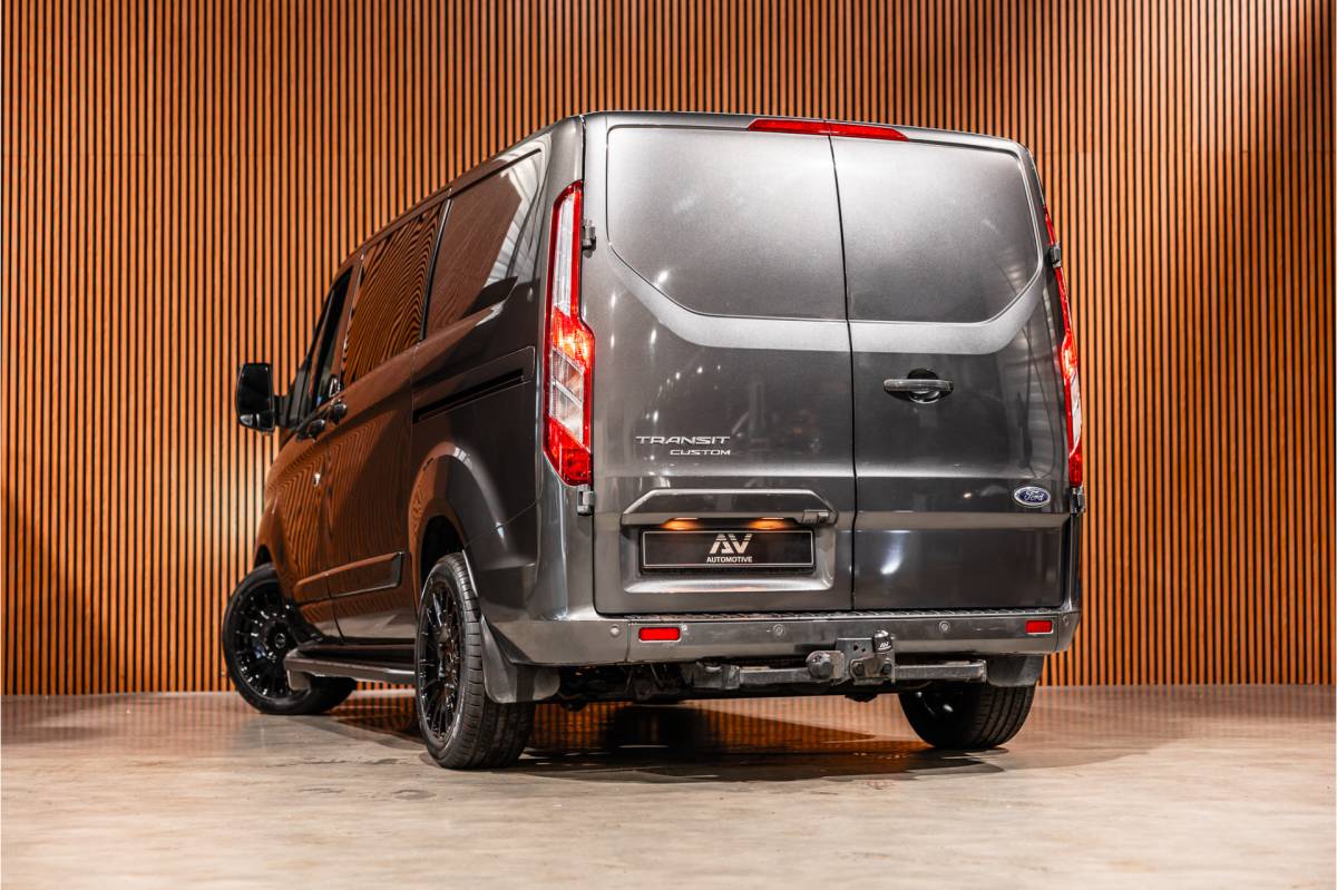 Ford Transit Custom Ford Transit Custom 300 2.0 TDCI DC | Dubbel cabine | L+R Schuifdeur | Elek stoelen | CarPlay | Lederen bekleding | Navigatie | Stoelverwarming | Nieuwe APK | NAP Logisch