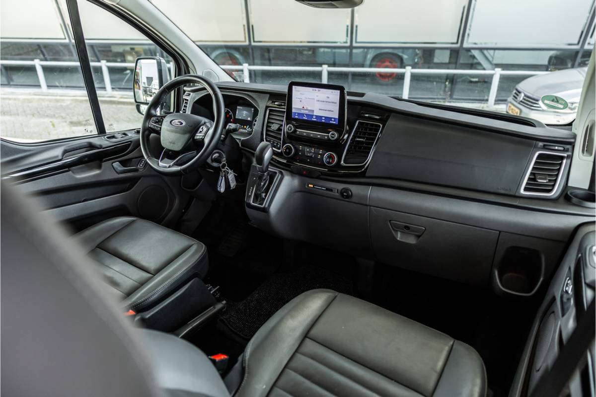 Ford Transit Custom Ford Transit Custom 300 2.0 TDCI DC | Dubbel cabine | L+R Schuifdeur | Elek stoelen | CarPlay | Lederen bekleding | Navigatie | Stoelverwarming | Nieuwe APK | NAP Logisch