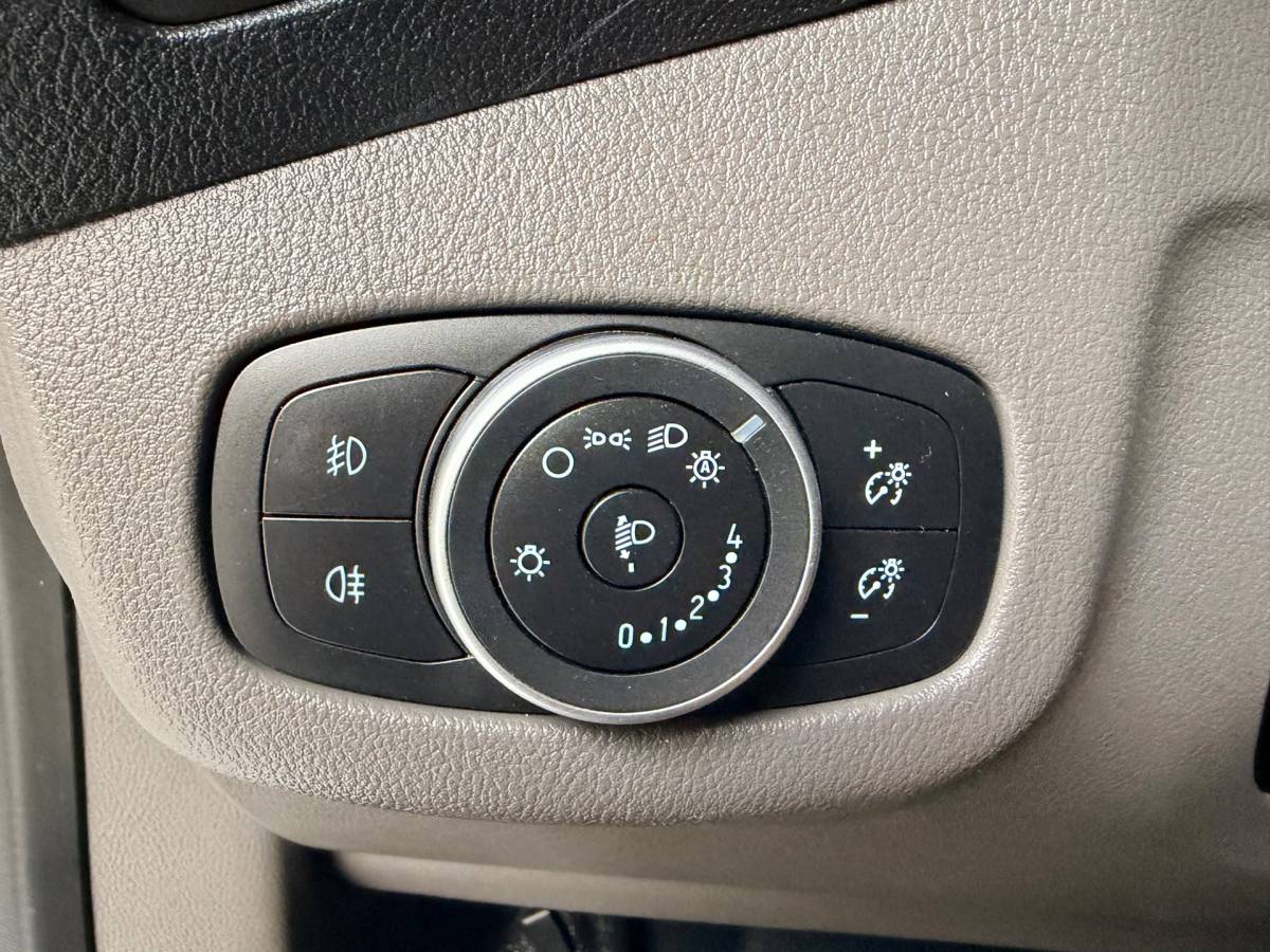 Ford Transit Connect Ford Transit Connect L2H1 Automaat 1.5 EcoBlue 120pk euro6 3persoons Limited, Dakdragers, Trekhaak, RIJKLAARPRIJS!
