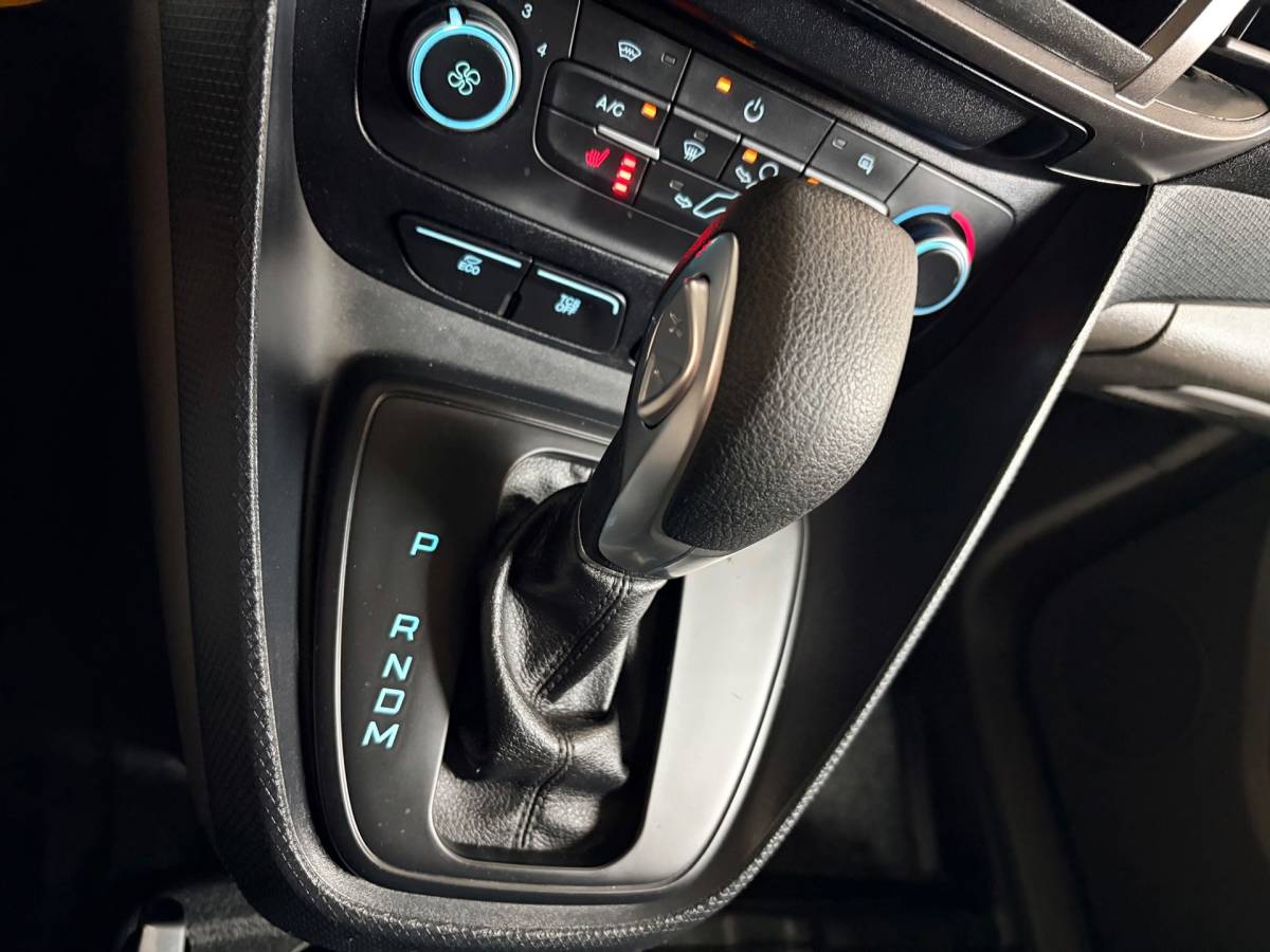 Ford Transit Connect Ford Transit Connect L2H1 Automaat 1.5 EcoBlue 120pk euro6 3persoons Limited, Dakdragers, Trekhaak, RIJKLAARPRIJS!