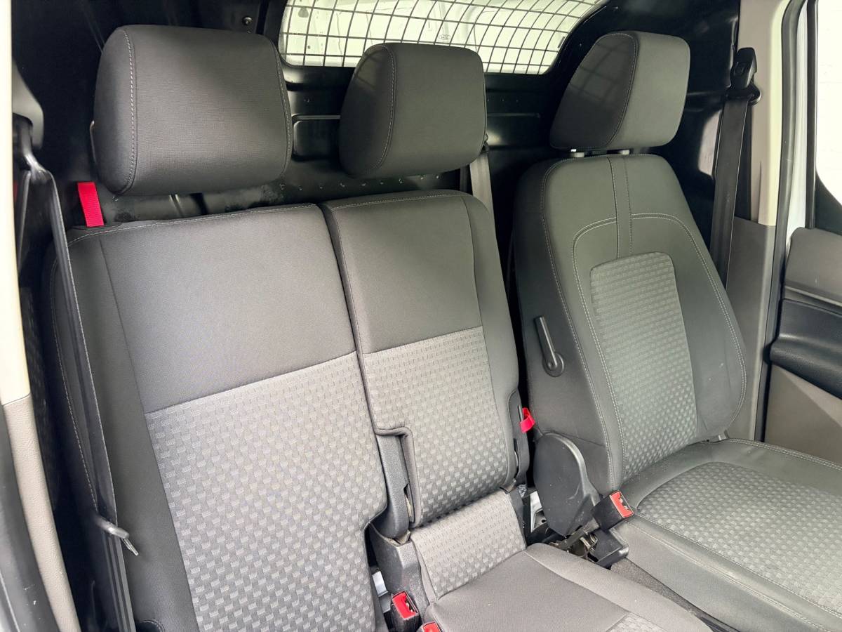Ford Transit Connect Ford Transit Connect L2H1 Automaat 1.5 EcoBlue 120pk euro6 3persoons Limited, Dakdragers, Trekhaak, RIJKLAARPRIJS!