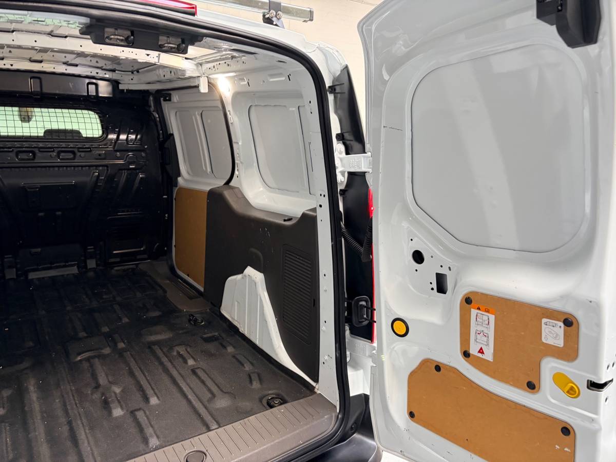 Ford Transit Connect Ford Transit Connect L2H1 Automaat 1.5 EcoBlue 120pk euro6 3persoons Limited, Dakdragers, Trekhaak, RIJKLAARPRIJS!