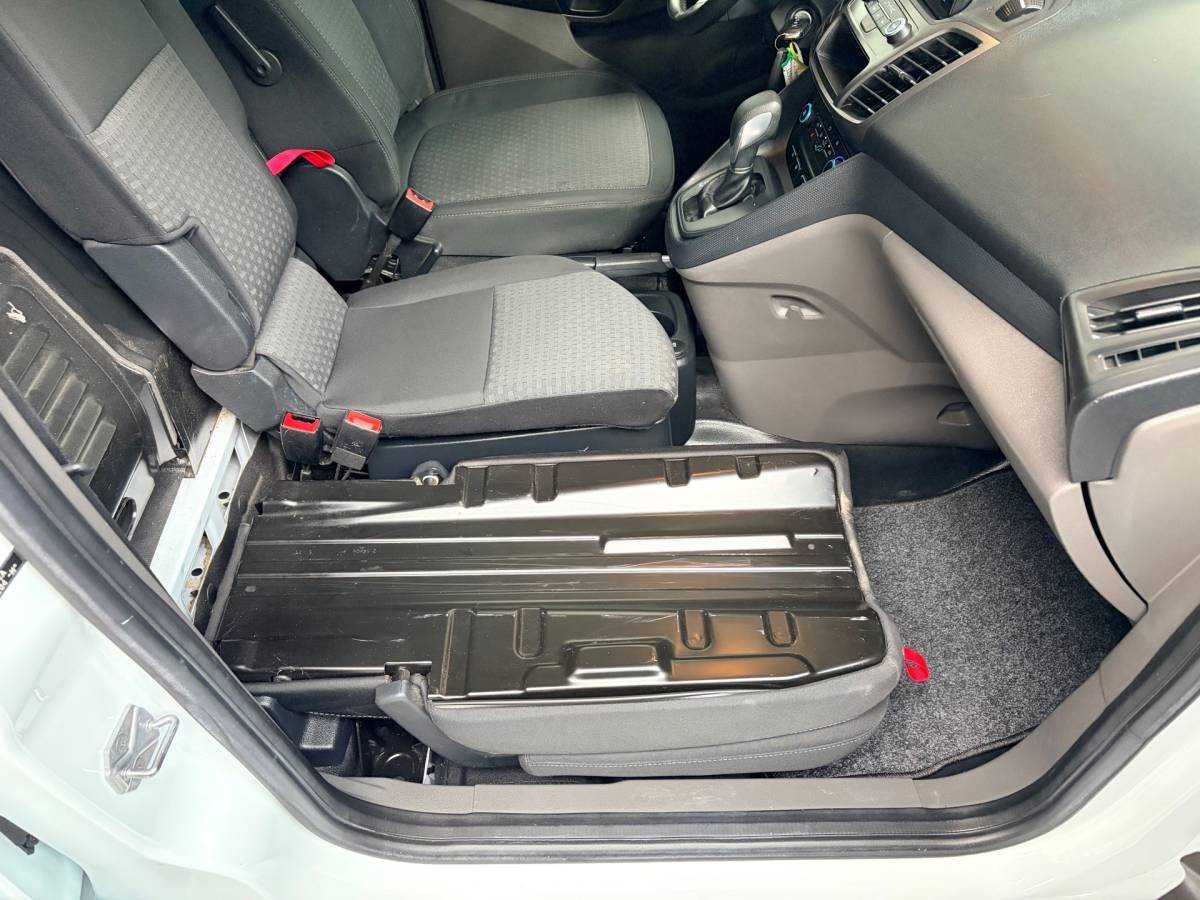 Ford Transit Connect Ford Transit Connect L2H1 Automaat 1.5 EcoBlue 120pk euro6 3persoons Limited, Dakdragers, Trekhaak, RIJKLAARPRIJS!