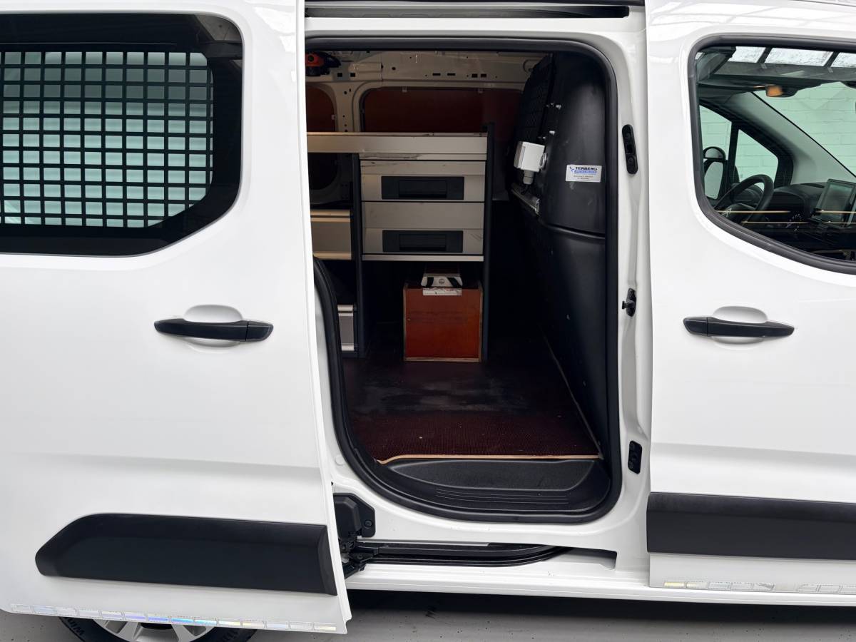 Citroën Berlingo Citroen Berlingo Servicewagen 1.5 BlueHDI 100pk euro61 L1H1 BOTT inrichting, Victron omvormer v230, Standkachel, RIJKLAARPRIJS!