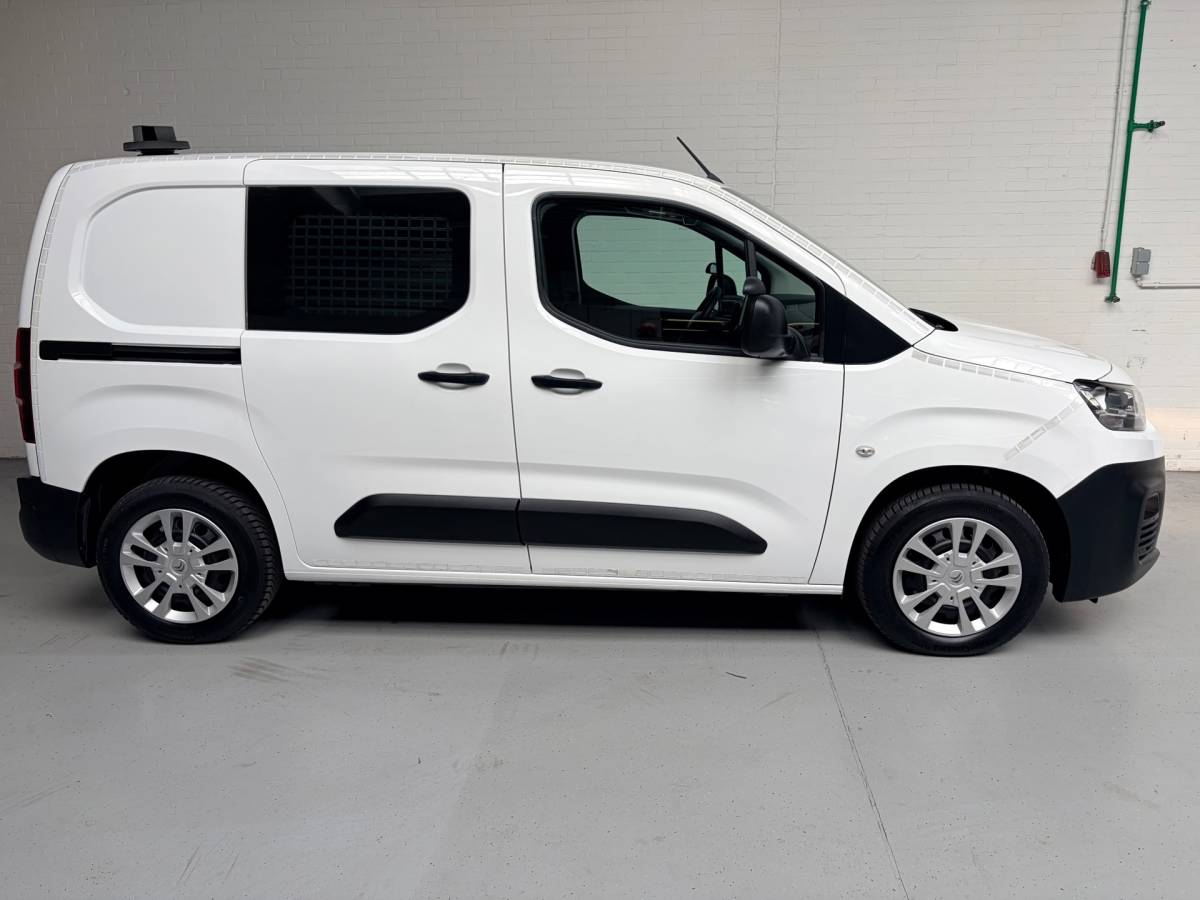 Citroën Berlingo Citroen Berlingo Servicewagen 1.5 BlueHDI 100pk euro61 L1H1 BOTT inrichting, Victron omvormer v230, Standkachel, RIJKLAARPRIJS!