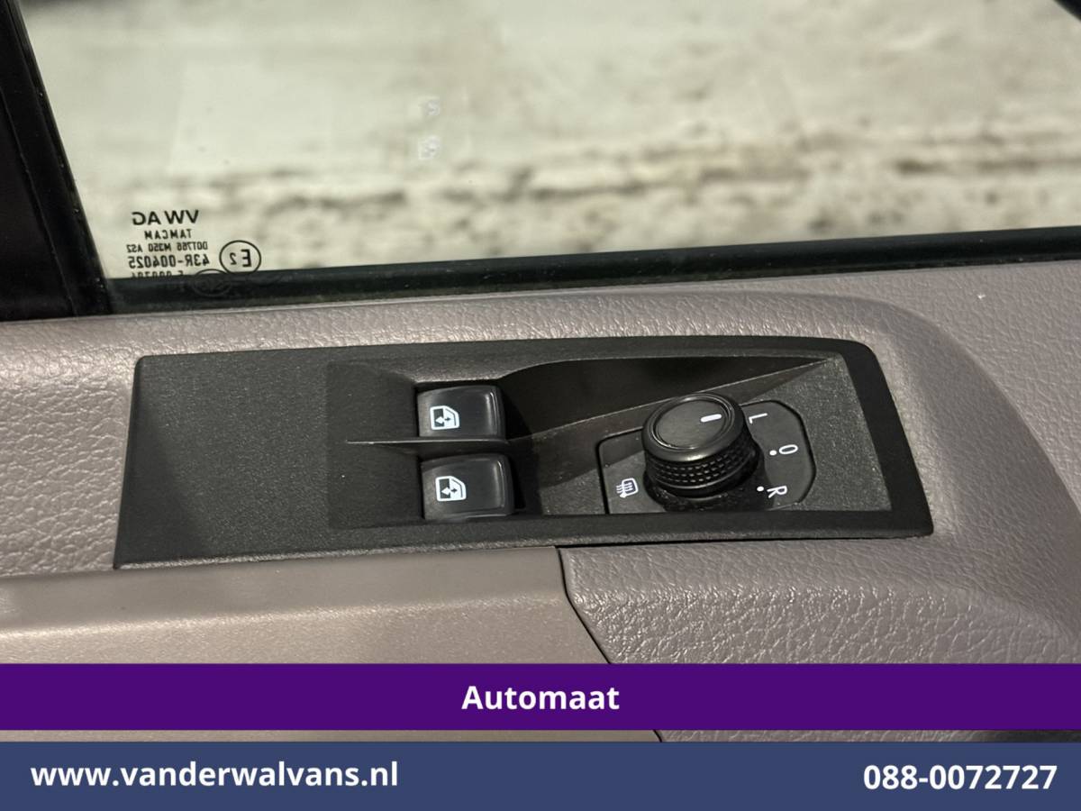 Volkswagen Crafter Volkswagen Crafter 2.0 TDI 141pk Automaat L3H3 L2H2 Euro6 Airco | Camera | Apple Carplay | 3000kg Trekhaak | Cruisecontrol Sidebars, Bijrijdersbank