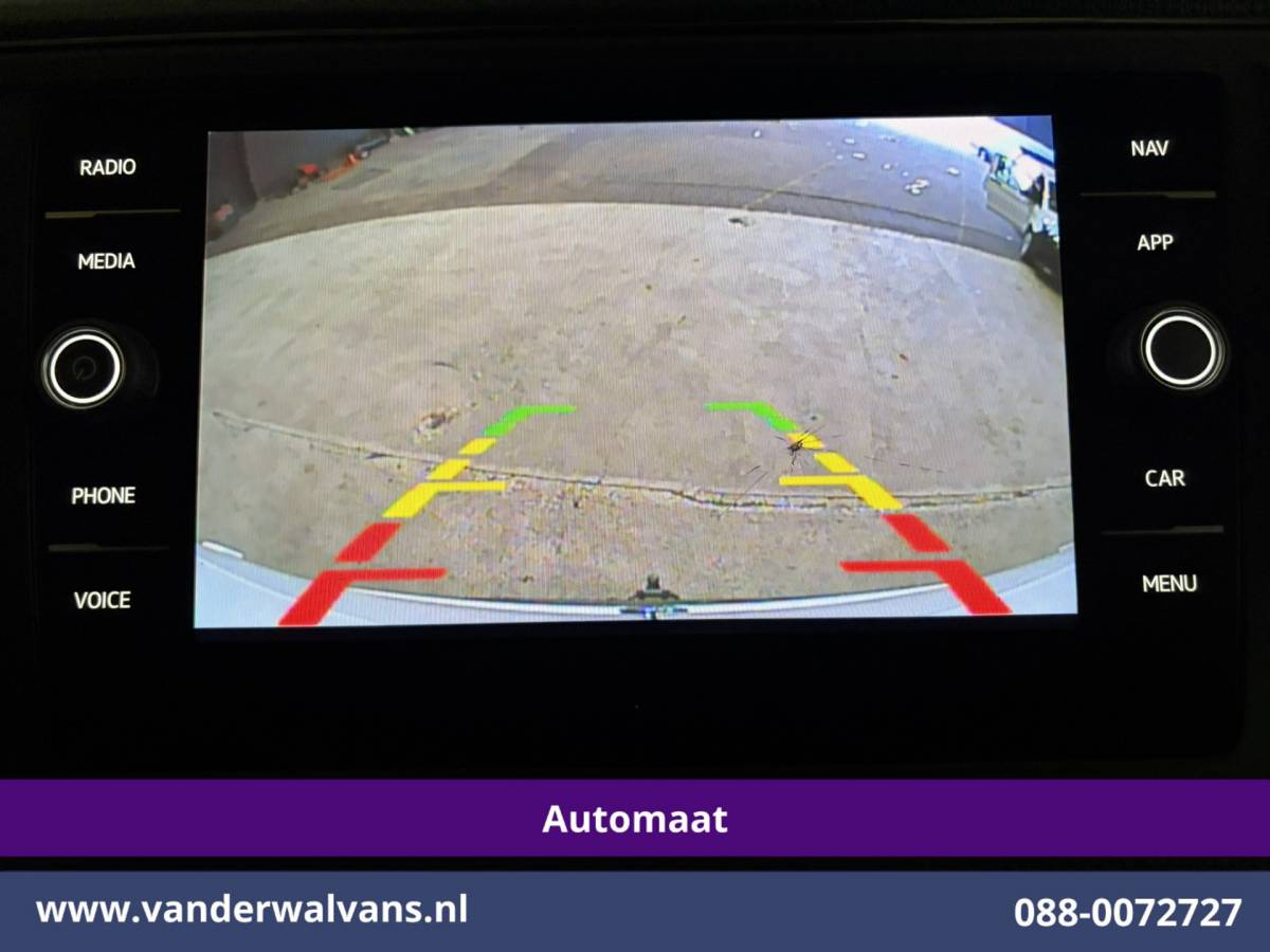 Volkswagen Crafter Volkswagen Crafter 2.0 TDI 141pk Automaat L3H3 L2H2 Euro6 Airco | Camera | Apple Carplay | 3000kg Trekhaak | Cruisecontrol Sidebars, Bijrijdersbank