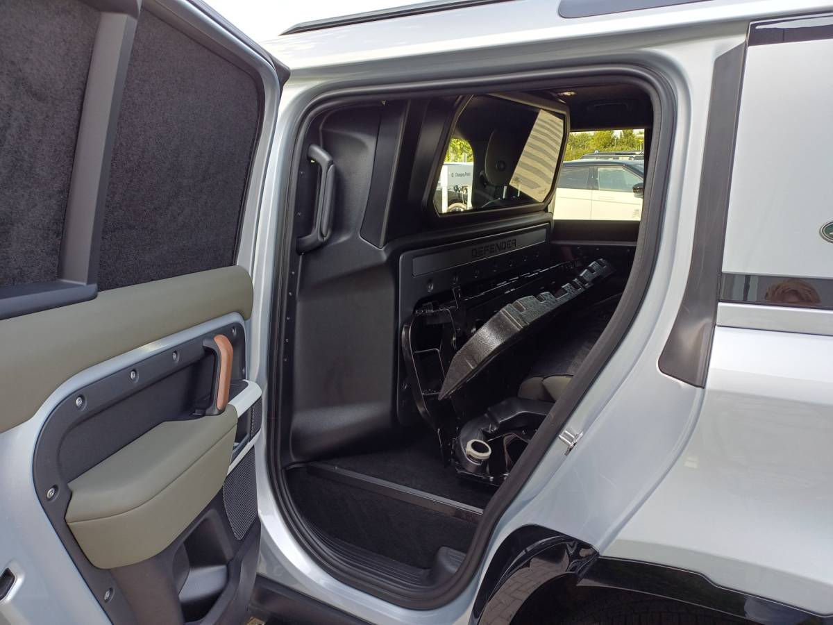 Land Rover Defender Land Rover Defender Hard Top 3.0 D250 110 X-Dynamic SE – Grijs kenteken | Nieuw door ons geleverd | Khaki leder | Elektr. trekhaak tot 3.000kg |