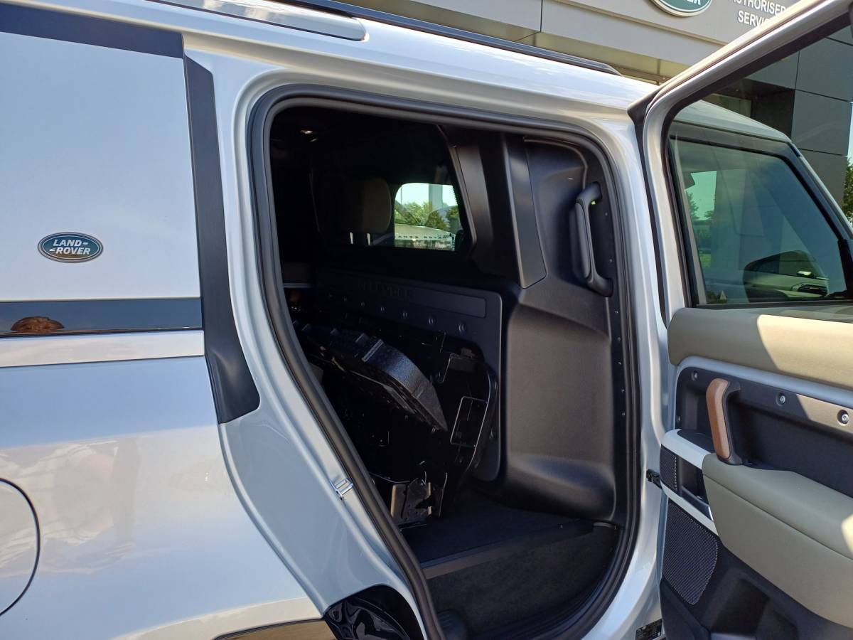 Land Rover Defender Land Rover Defender Hard Top 3.0 D250 110 X-Dynamic SE – Grijs kenteken | Nieuw door ons geleverd | Khaki leder | Elektr. trekhaak tot 3.000kg |