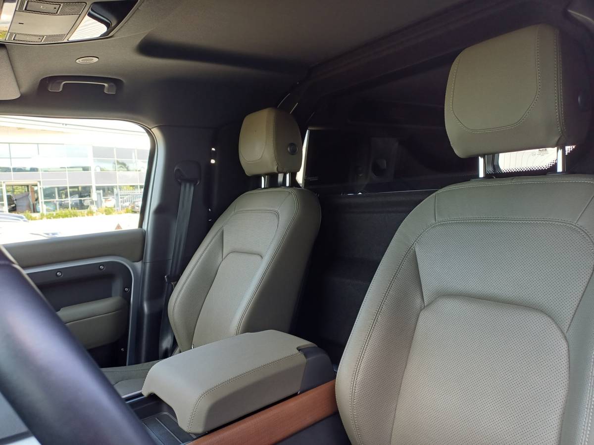 Land Rover Defender Land Rover Defender Hard Top 3.0 D250 110 X-Dynamic SE – Grijs kenteken | Nieuw door ons geleverd | Khaki leder | Elektr. trekhaak tot 3.000kg |