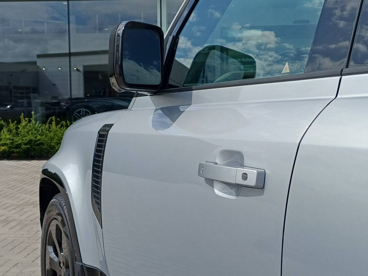 Land Rover Defender Land Rover Defender 3.0 D250 110 X-Dynamic SE – Commercial | Nieuw door ons geleverd | Khaki leder | Elektr. trekhaak tot 3.000kg |