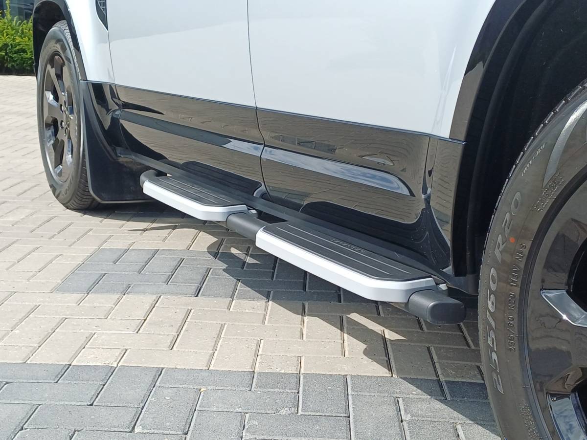 Land Rover Defender Land Rover Defender 3.0 D250 110 X-Dynamic SE – Commercial | Nieuw door ons geleverd | Khaki leder | Elektr. trekhaak tot 3.000kg |