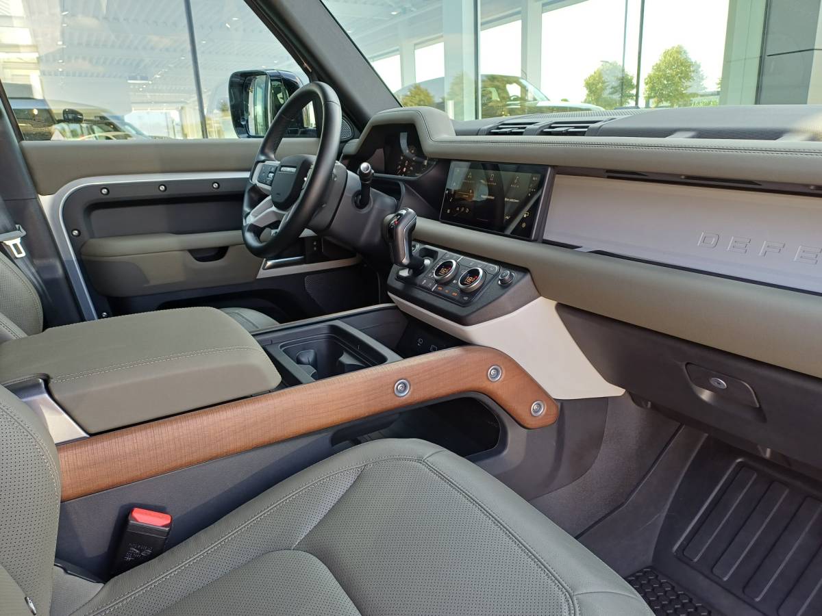 Land Rover Defender Land Rover Defender 3.0 D250 110 X-Dynamic SE – Commercial | Nieuw door ons geleverd | Khaki leder | Elektr. trekhaak tot 3.000kg |