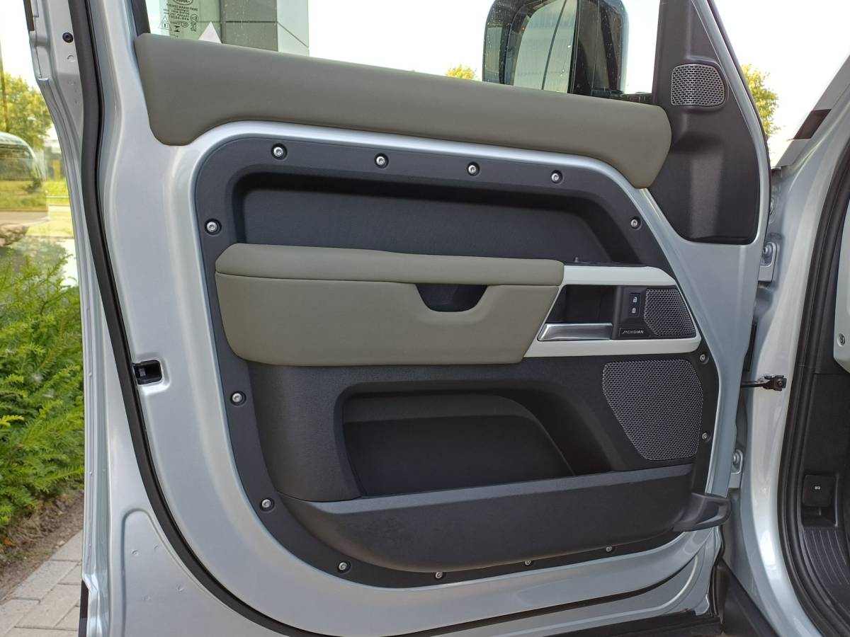 Land Rover Defender Land Rover Defender 3.0 D250 110 X-Dynamic SE – Commercial | Nieuw door ons geleverd | Khaki leder | Elektr. trekhaak tot 3.000kg |