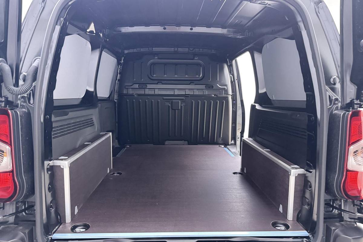 Peugeot e-Partner Peugeot e-Partner 136 L2 50 kWh Camera l PDC l Wireless Apple Carplay & Android Auto l TomTom Navigatie Full-Map l Airco l LED l Stoelverwarming l Binnenbetimmering & Laadvloer l