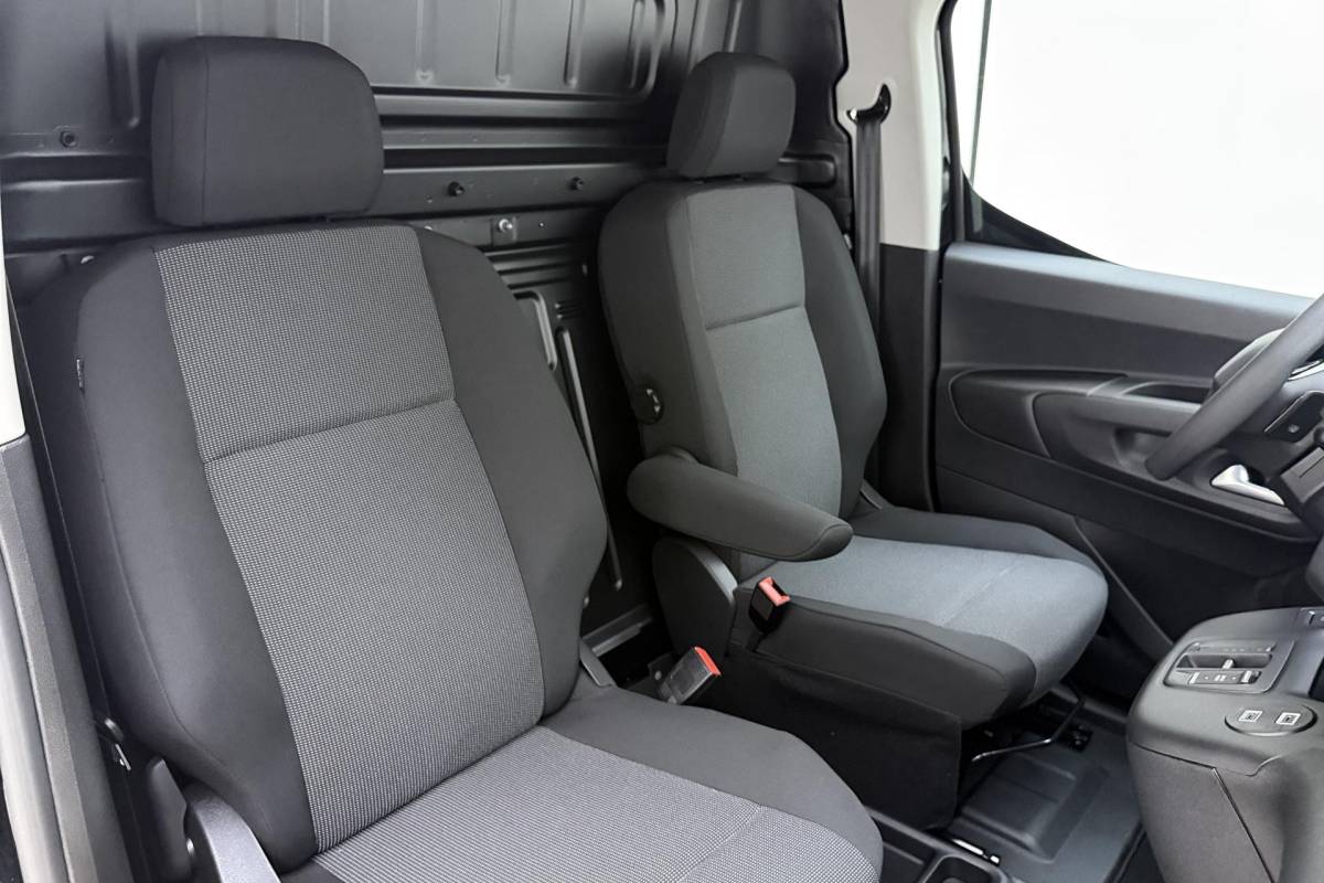 Peugeot e-Partner Peugeot e-Partner 136 L2 50 kWh Camera l PDC l Wireless Apple Carplay & Android Auto l TomTom Navigatie Full-Map l Airco l LED l Stoelverwarming l Binnenbetimmering & Laadvloer l
