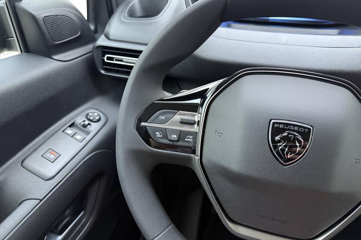 Peugeot e-Partner Peugeot e-Partner 136 L2 50 kWh Camera l PDC l Wireless Apple Carplay & Android Auto l TomTom Navigatie Full-Map l Airco l LED l Stoelverwarming l Binnenbetimmering & Laadvloer l