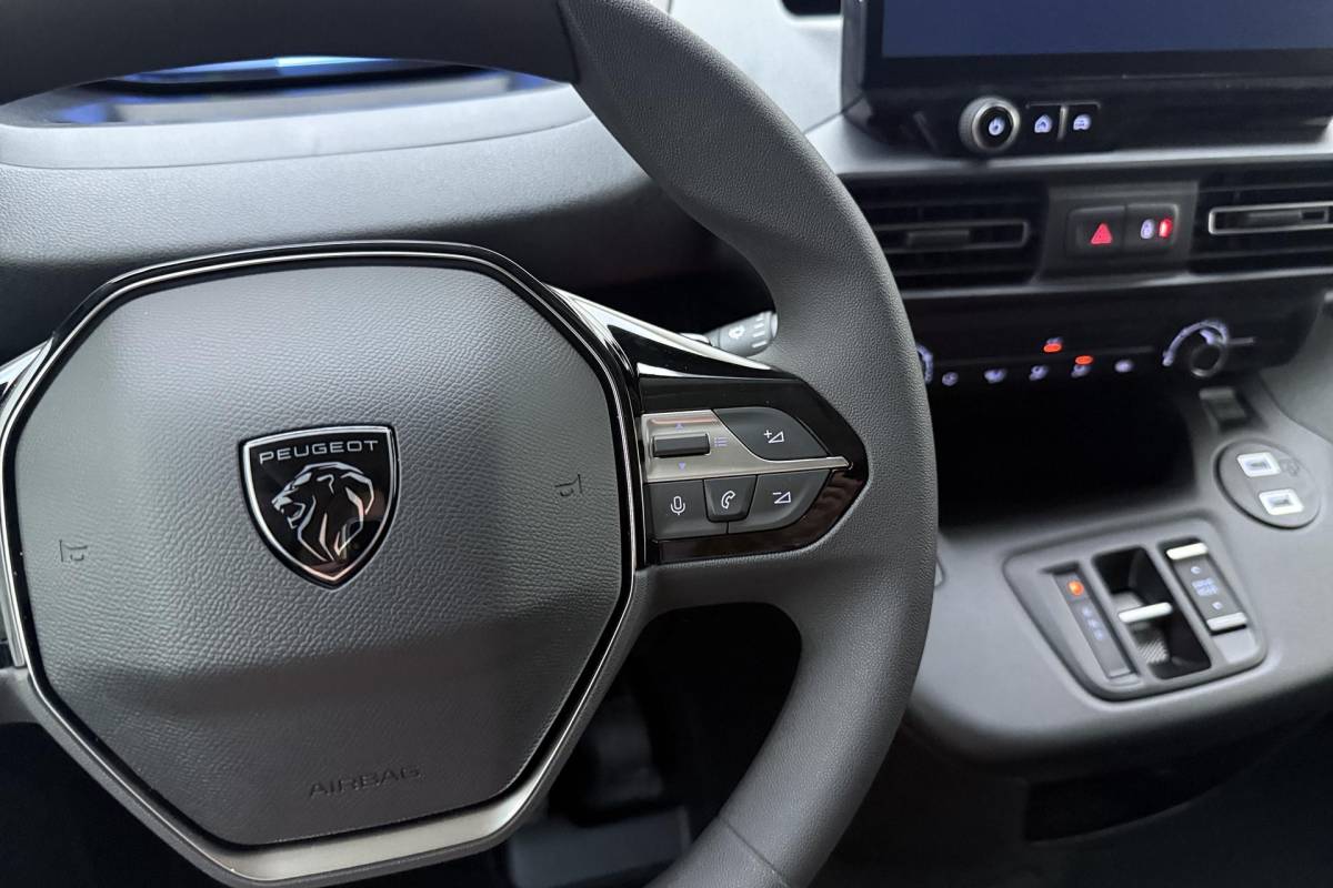 Peugeot e-Partner Peugeot e-Partner 136 L2 50 kWh Camera l PDC l Wireless Apple Carplay & Android Auto l TomTom Navigatie Full-Map l Airco l LED l Stoelverwarming l Binnenbetimmering & Laadvloer l