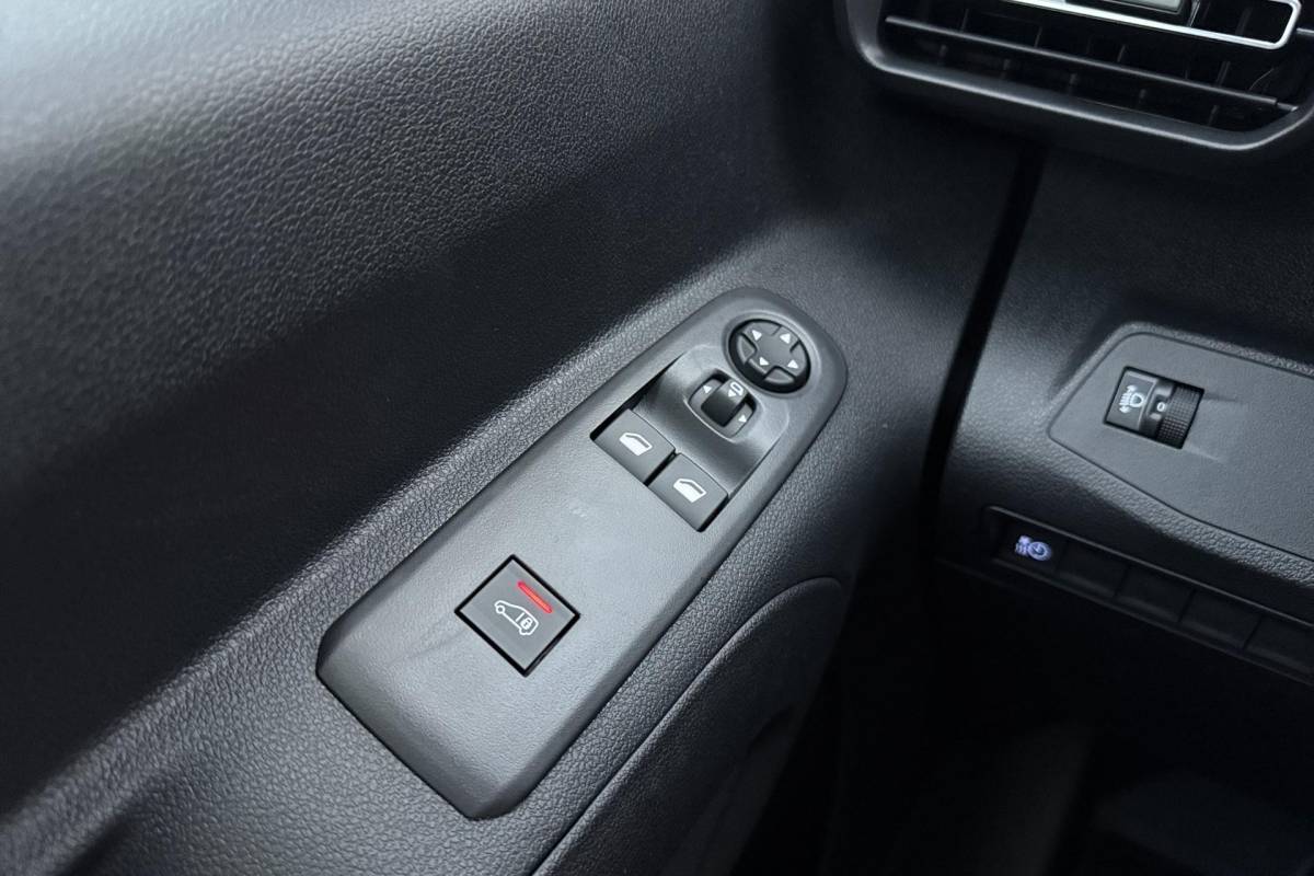 Peugeot e-Partner Peugeot e-Partner 136 L2 50 kWh Camera l PDC l Wireless Apple Carplay & Android Auto l TomTom Navigatie Full-Map l Airco l LED l Stoelverwarming l Binnenbetimmering & Laadvloer l