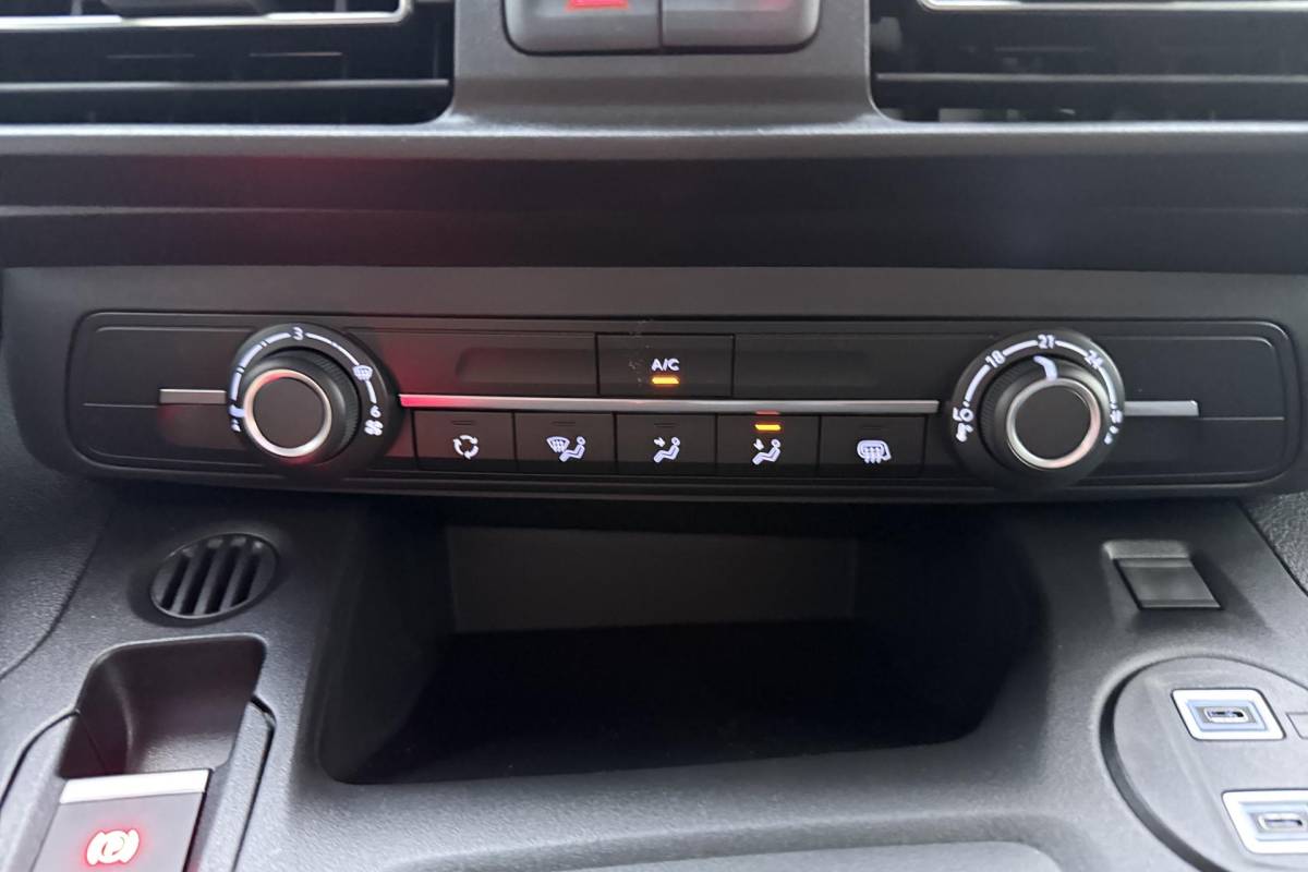 Peugeot e-Partner Peugeot e-Partner 136 L2 50 kWh Camera l PDC l Wireless Apple Carplay & Android Auto l TomTom Navigatie Full-Map l Airco l LED l Stoelverwarming l Binnenbetimmering & Laadvloer l
