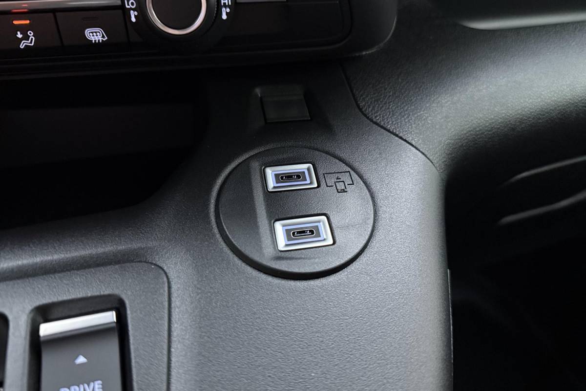 Peugeot e-Partner Peugeot e-Partner 136 L2 50 kWh Camera l PDC l Wireless Apple Carplay & Android Auto l TomTom Navigatie Full-Map l Airco l LED l Stoelverwarming l Binnenbetimmering & Laadvloer l