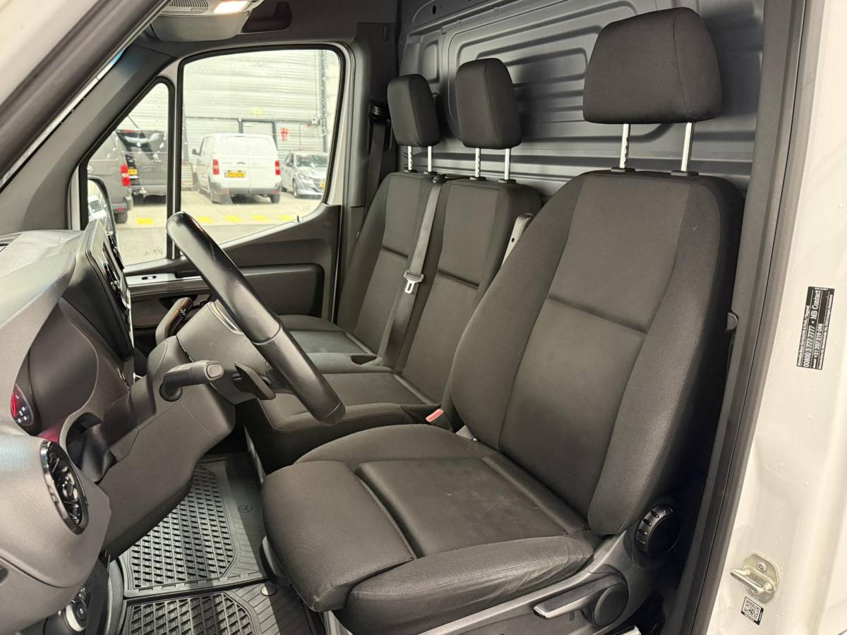 Mercedes-Benz Sprinter Mercedes-Benz Sprinter L2H2 Automaat Navigatie Airco Camera Trekhaak 3Zits DAB