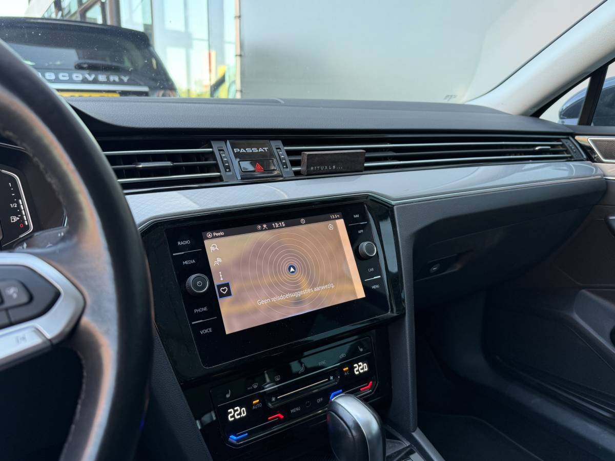 Volkswagen Passat Volkswagen Passat Variant BWJ 2021 1.5 150 PK TSI Business AUTOMAAT | TREKHAAK | PANO | FULL LED | ELEKTR. ACHTERKLEP | ADAPTIVE CRUISE | STOELVERW. | CAMERA | CARPLAY + ANDROID | NAVI | CLIMA | LMV | PDC
