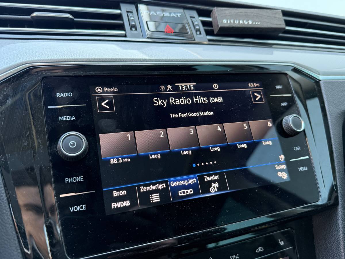 Volkswagen Passat Volkswagen Passat Variant BWJ 2021 1.5 150 PK TSI Business AUTOMAAT | TREKHAAK | PANO | FULL LED | ELEKTR. ACHTERKLEP | ADAPTIVE CRUISE | STOELVERW. | CAMERA | CARPLAY + ANDROID | NAVI | CLIMA | LMV | PDC