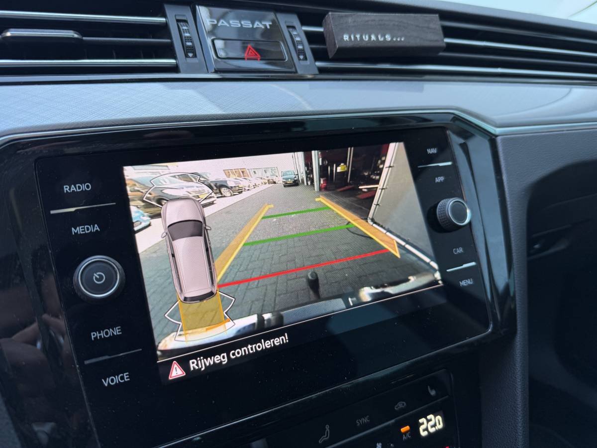 Volkswagen Passat Volkswagen Passat Variant BWJ 2021 1.5 150 PK TSI Business AUTOMAAT | TREKHAAK | PANO | FULL LED | ELEKTR. ACHTERKLEP | ADAPTIVE CRUISE | STOELVERW. | CAMERA | CARPLAY + ANDROID | NAVI | CLIMA | LMV | PDC