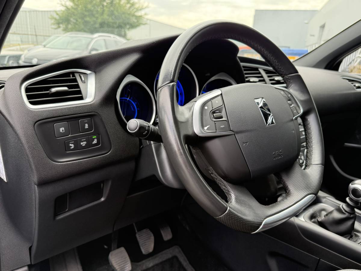 DS DS 4 DS 4 BWJ 2017 1.2 131 PK Chic | CLIMA | CRUISE | NAVI | CAMERA | APPLE CARP. | LEDER-ALCANTARA | PRIV. GLASS | MULTIFUNCT. STUUR