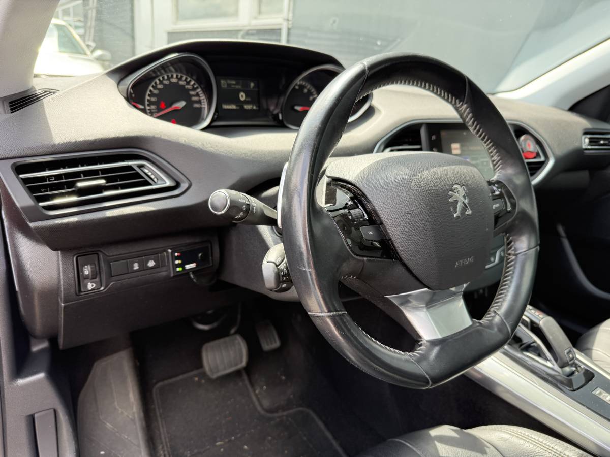 Peugeot 308 Peugeot 308 SW BWJ 2019 1.2 131 PK Blue Lease Premium NIEUWE DISTR.RIEM!! AUTOMAAT | PANORAMA | LEDER | CLIMA | ANDROID AUTO | APPLE CARPLAY | MULTIFUNCT. STUUR