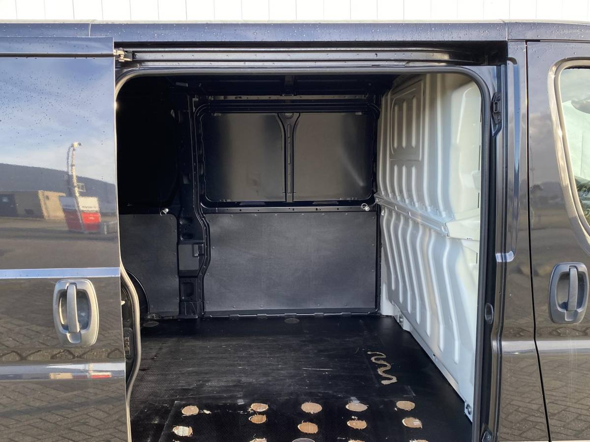 Peugeot Boxer Peugeot Boxer 330 2.2 BlueHDi 120 L2H1 Asphalt | Leder | Navigatie | Achteruitrijcamera | Trekhaak | Lichtmetalen velgen | Airco