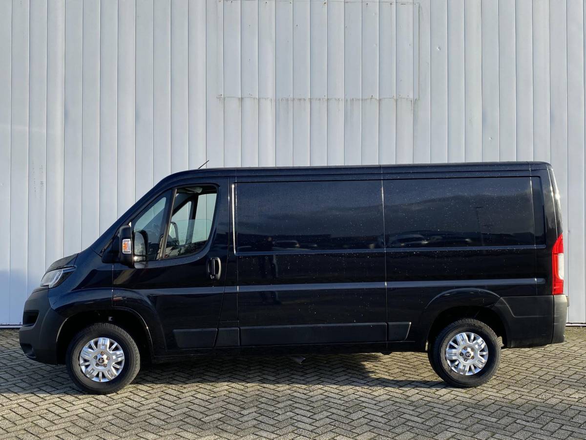 Peugeot Boxer Peugeot Boxer 330 2.2 BlueHDi 120 L2H1 Asphalt | Leder | Navigatie | Achteruitrijcamera | Trekhaak | Lichtmetalen velgen | Airco