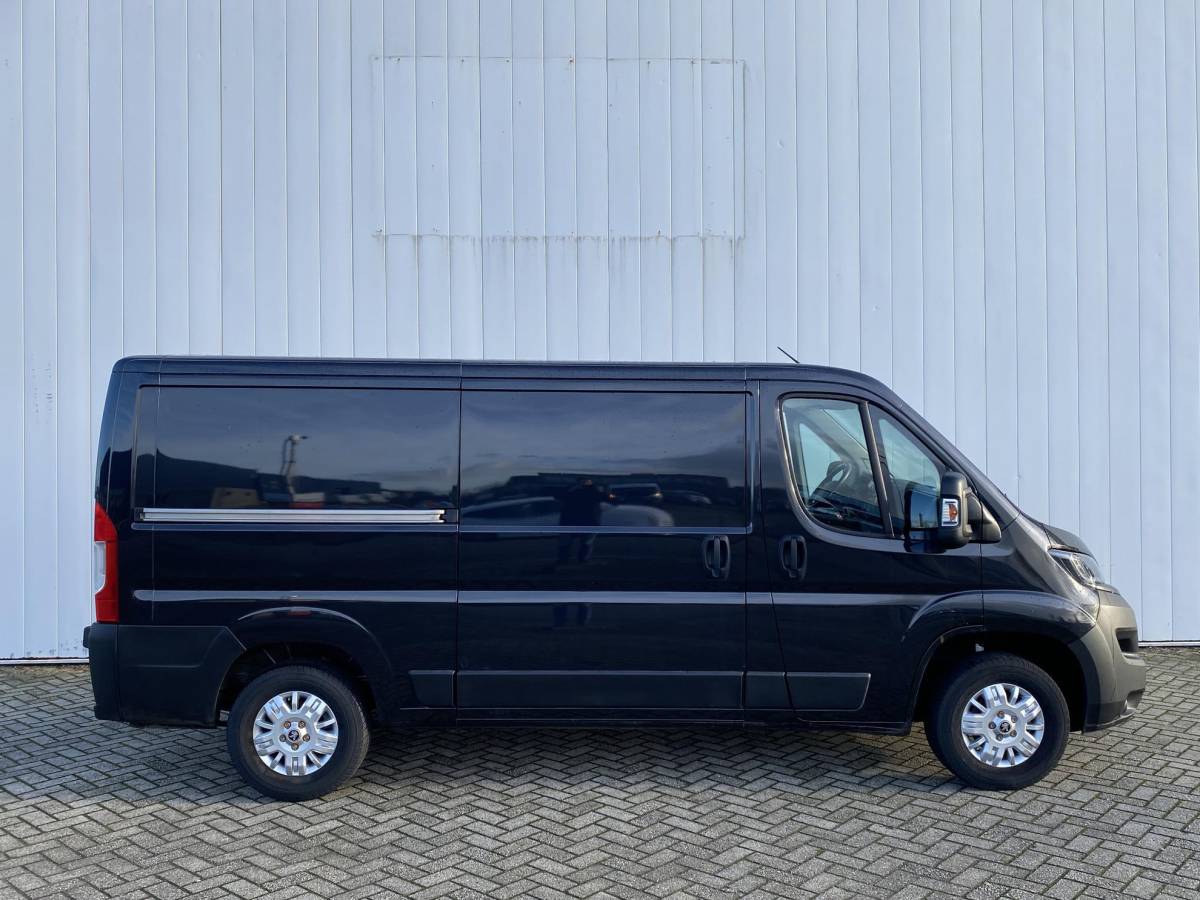 Peugeot Boxer Peugeot Boxer 330 2.2 BlueHDi 120 L2H1 Asphalt | Leder | Navigatie | Achteruitrijcamera | Trekhaak | Lichtmetalen velgen | Airco
