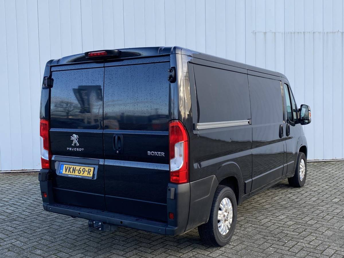 Peugeot Boxer Peugeot Boxer 330 2.2 BlueHDi 120 L2H1 Asphalt | Leder | Navigatie | Achteruitrijcamera | Trekhaak | Lichtmetalen velgen | Airco