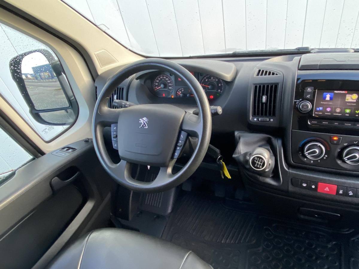 Peugeot Boxer Peugeot Boxer 330 2.2 BlueHDi 120 L2H1 Asphalt | Leder | Navigatie | Achteruitrijcamera | Trekhaak | Lichtmetalen velgen | Airco