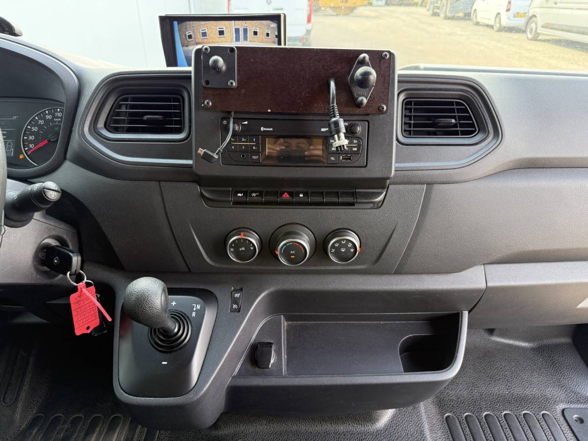 Renault Master Renault Master Plancher T35 2.3 DCI 150PK Lowliner Bakwagen Airco Cruise Control Camera Foodtruck Meubelbak Paardenwagen