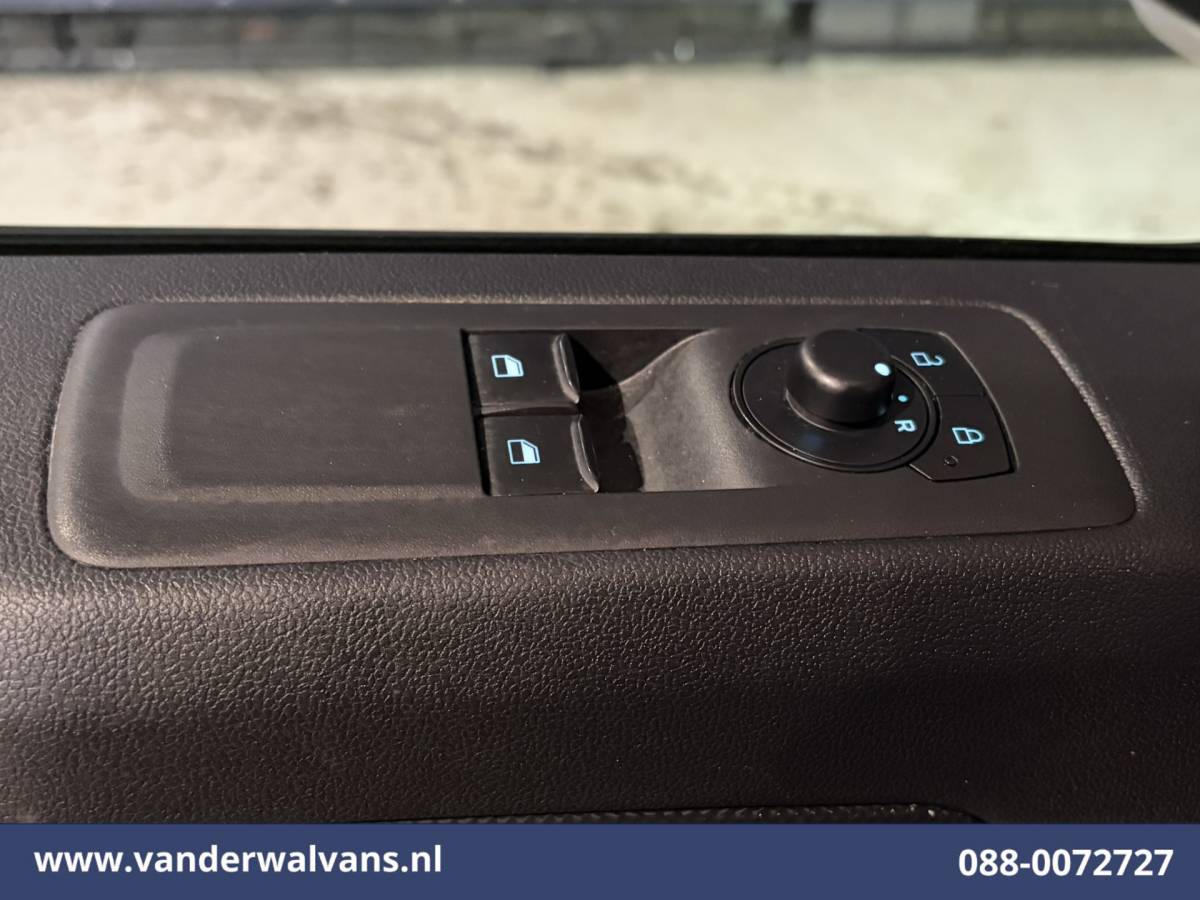 Ford Transit Custom Ford Transit Custom 2.0 TDCI 136pk L1H1 Euro6 Airco | Camera | Apple Carplay | LED | Cruisecontrol Android Auto, Verwarmde voorruit, Stoelverwarming, Parkeersensoren, Bijrijdersbank, 2740kg trekvermogen