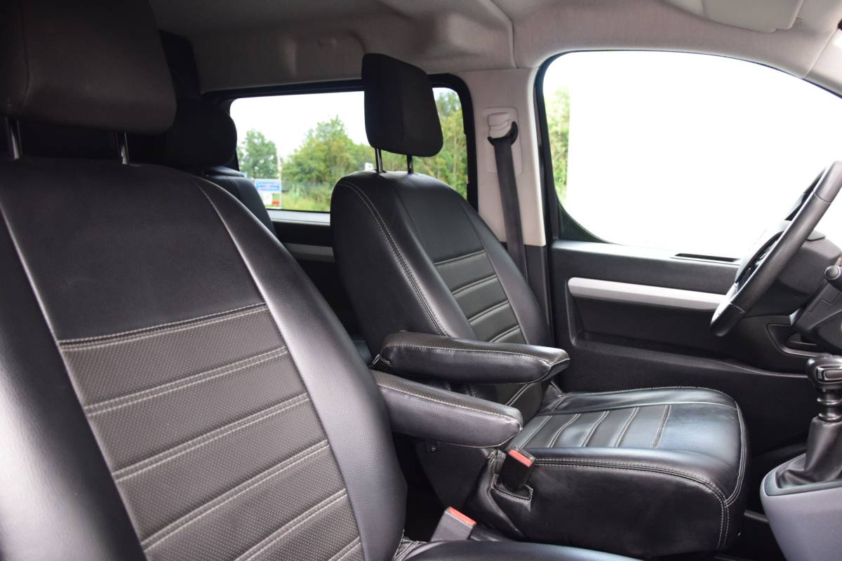 Opel Vivaro Opel Vivaro 2.0 CDTI L3H1 DC Edition 2x Schuifdeur Navi/Camera/Carplay HU PDC/Voor/Achter