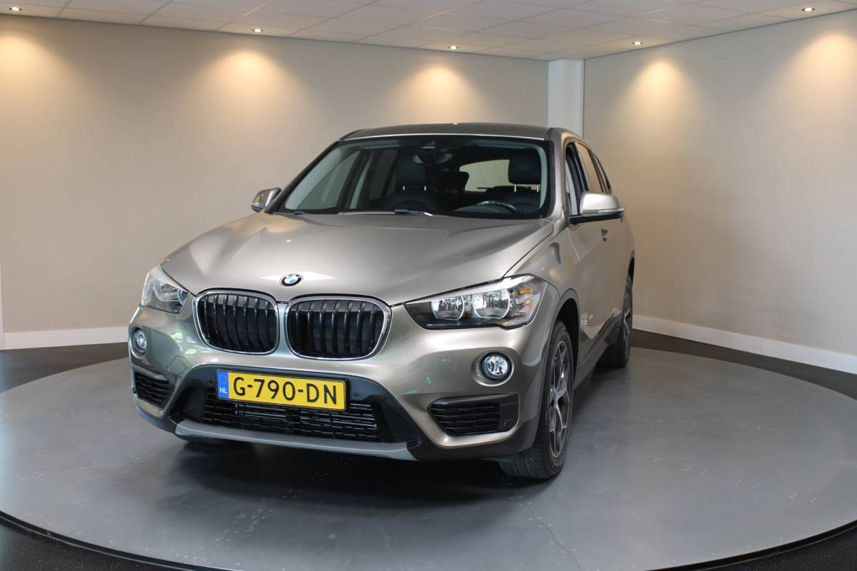 BMW X1 BMW X1 SDrive20i *Top onderhouden!* Automaat|Stoelverw.|Leer|Trekhaak|18”|192PK!