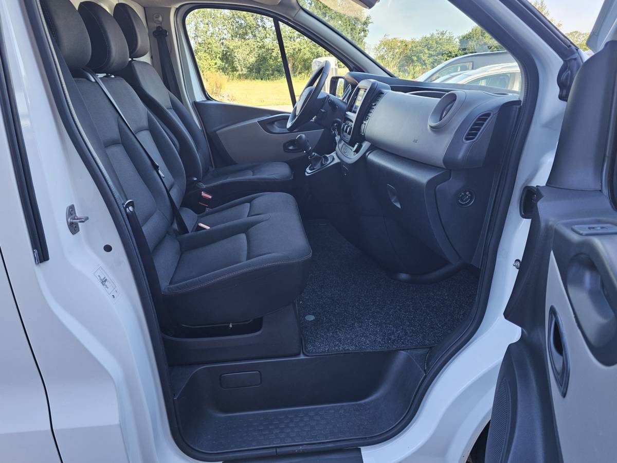 Renault Trafic Renault Trafic 1.6 dCi T29 L2H1 Comfort | Airco | Trekhaak | App-connect | Standkachel | Betimmering | Stoelverwarming | Bijrijdersbank |