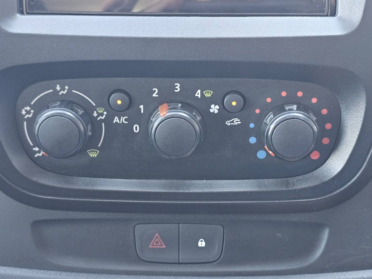 Renault Trafic Renault Trafic 1.6 dCi T29 L2H1 Comfort | Airco | Trekhaak | App-connect | Standkachel | Betimmering | Stoelverwarming | Bijrijdersbank |