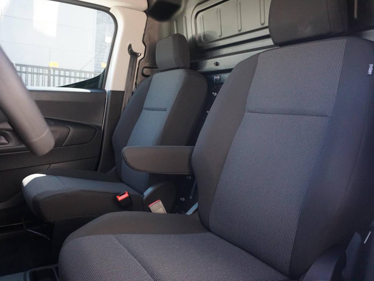 Peugeot e-Partner Peugeot e-Partner L1 50 kWh | 0% rente | camera | Apple Carplay/Android Auto  | laadruimtebetimmering | Comfort stoelen | rijklaarprijs