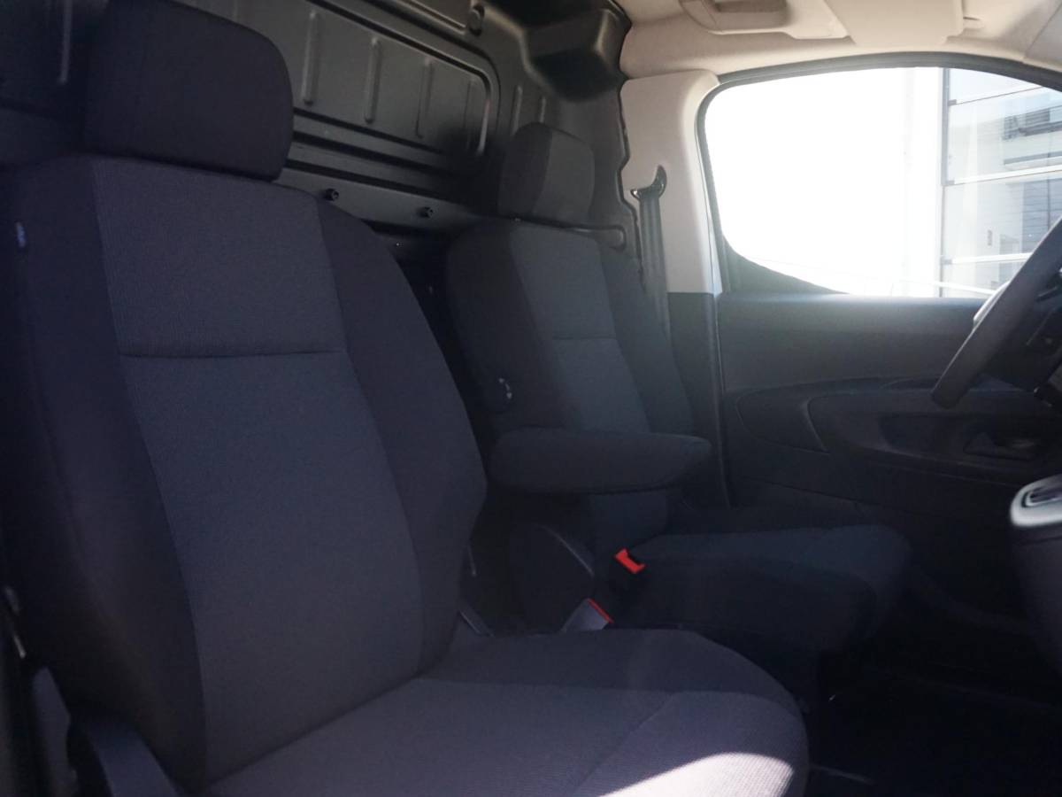 Peugeot e-Partner Peugeot e-Partner L1 50 kWh | 0% rente | camera | Apple Carplay/Android Auto  | laadruimtebetimmering | Comfort stoelen | rijklaarprijs