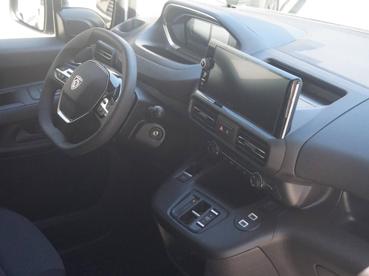 Peugeot e-Partner Peugeot e-Partner L1 50 kWh | 0% rente | camera | Apple Carplay/Android Auto  | laadruimtebetimmering | Comfort stoelen | rijklaarprijs
