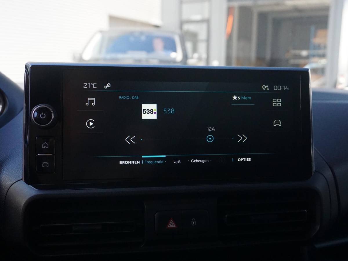 Peugeot e-Partner Peugeot e-Partner L1 50 kWh | 0% rente | camera | Apple Carplay/Android Auto  | laadruimtebetimmering | Comfort stoelen | rijklaarprijs