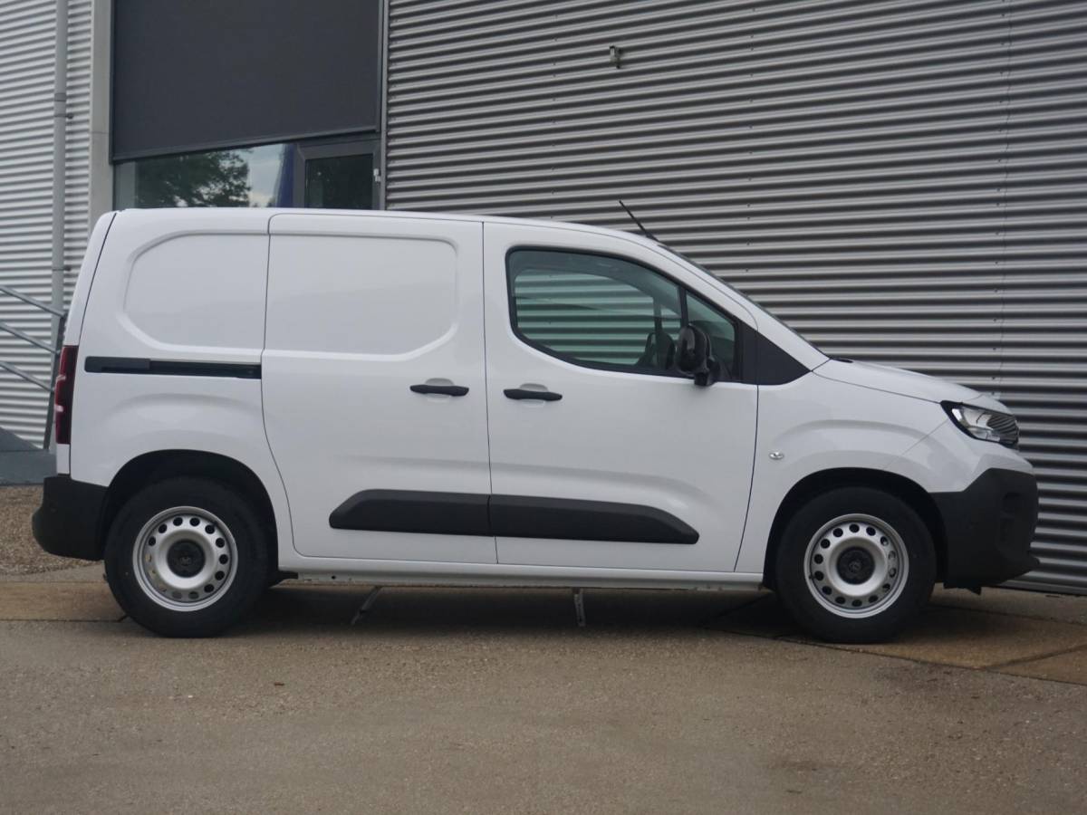 Peugeot e-Partner Peugeot e-Partner L1 50 kWh | 0% rente | camera | Apple Carplay/Android Auto  | laadruimtebetimmering | Comfort stoelen | rijklaarprijs