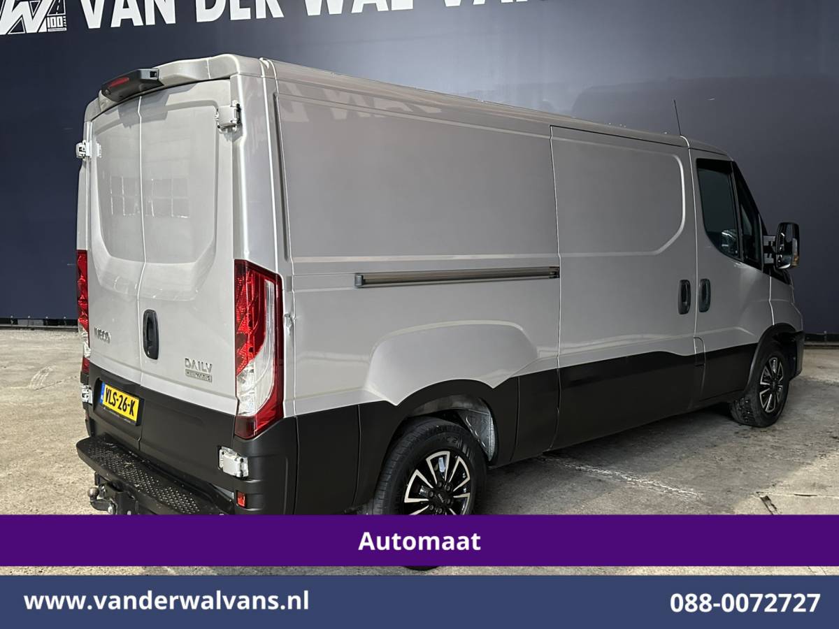 Iveco Daily Iveco Daily 35S16V 157pk Automaat 3500kg Trekhaak L2H1 Euro6 Airco | Camera | Navigatie | LM Velgen Cruisecontrol, Bijrijdersbank